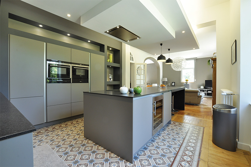 Cuisine sur mesure grise avec îlot central à Beauvais