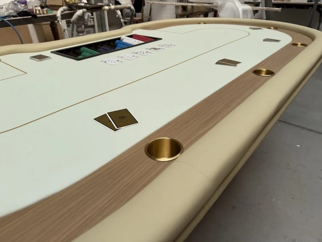 Table de poker design bois avec repose-coude cuir