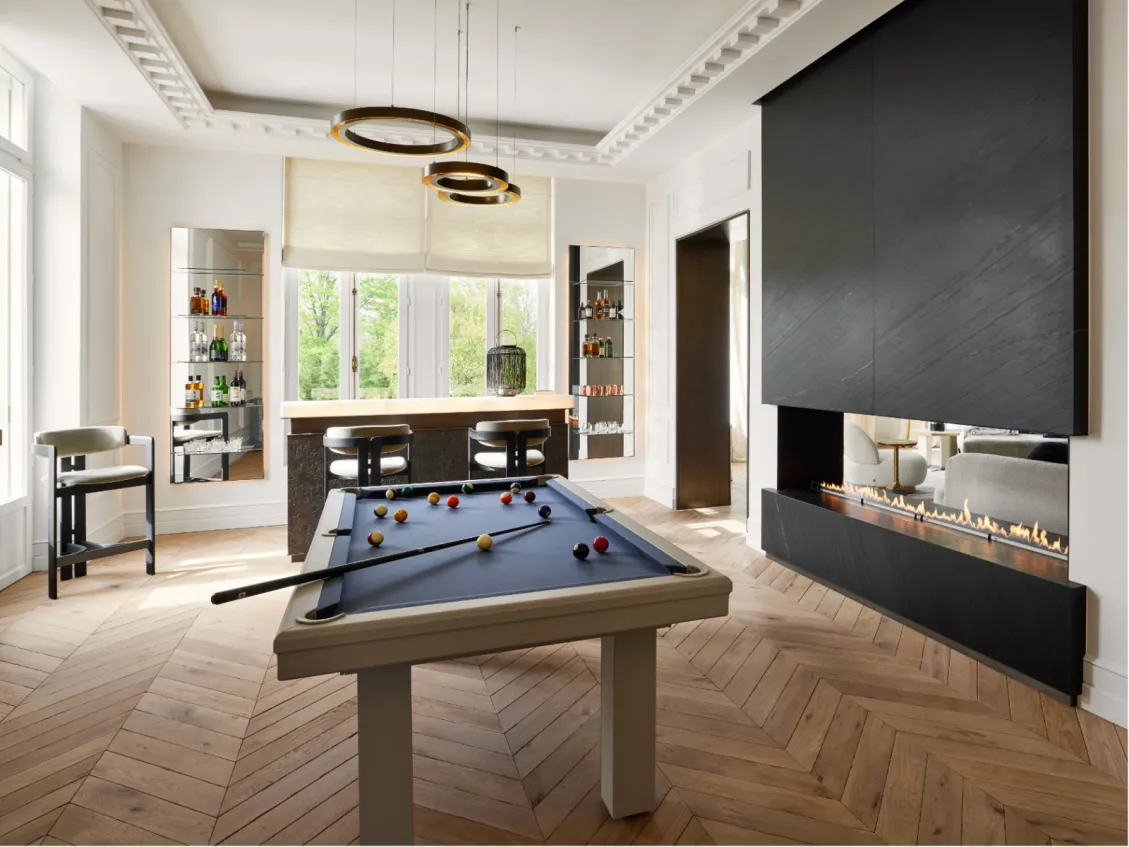Espace de convivialité avec billard haut de gamme sur mesure