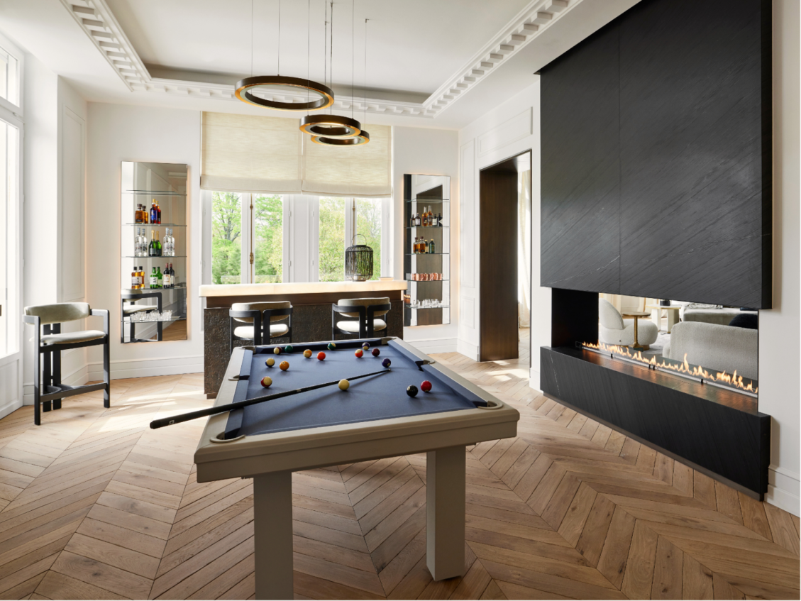 Espace de convivialité avec billard haut de gamme sur mesure