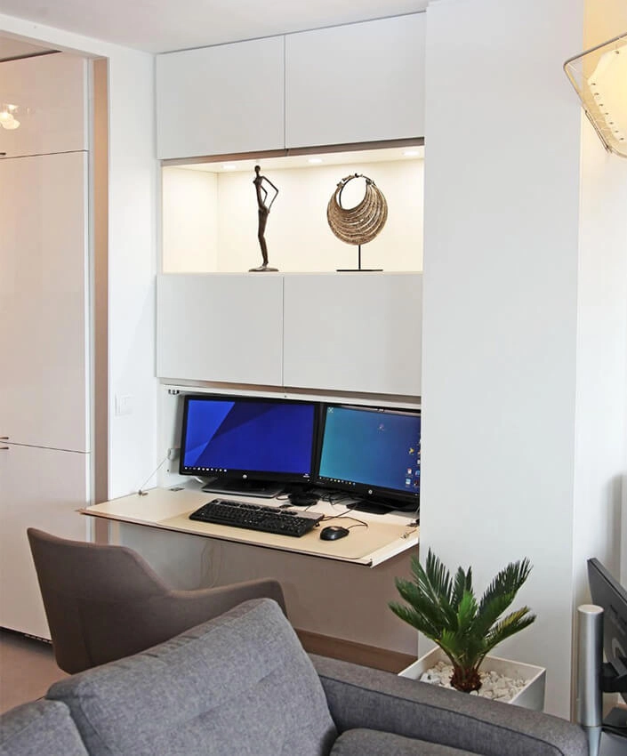 Petit bureau discret intégré au séjour sur mesure
