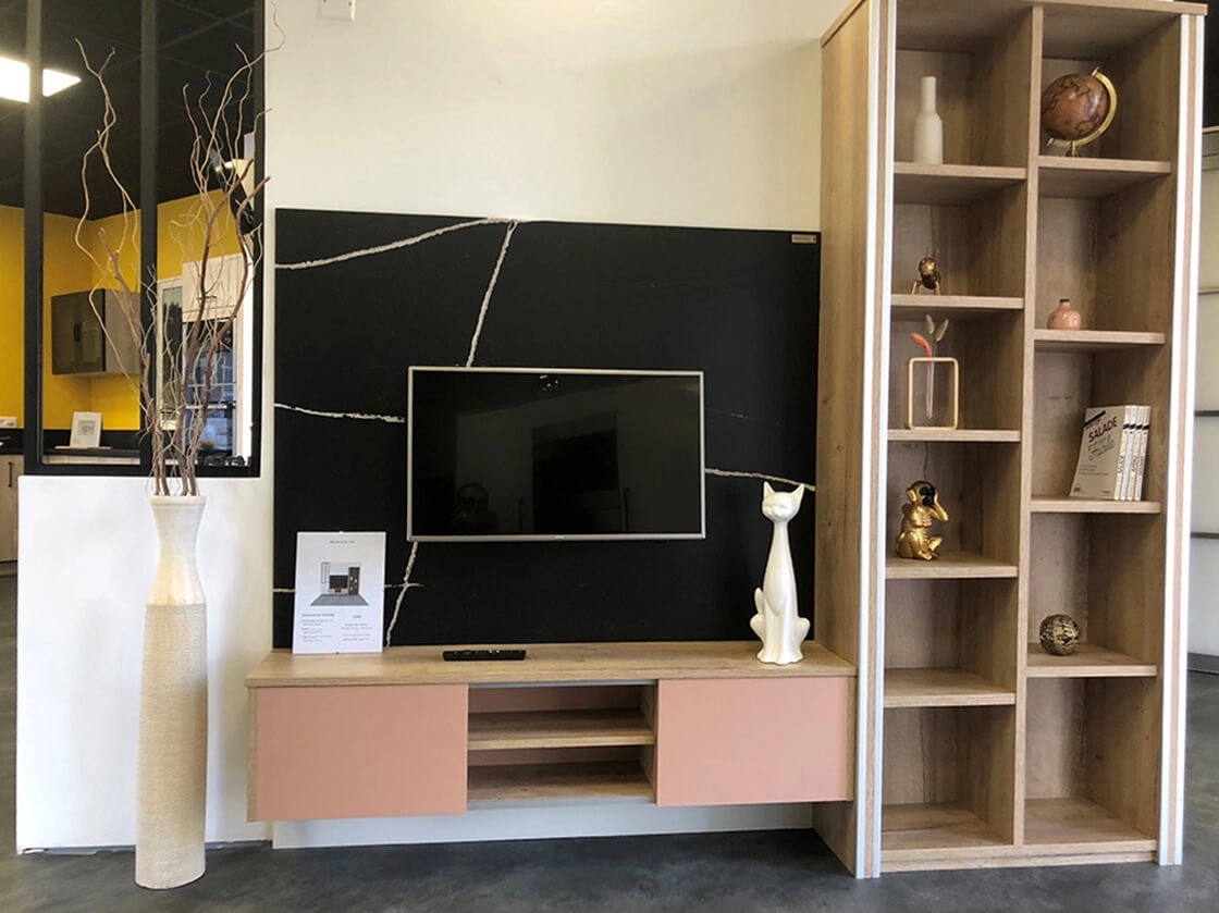 Composition TV sur mesure noir et bois pour espace de vie