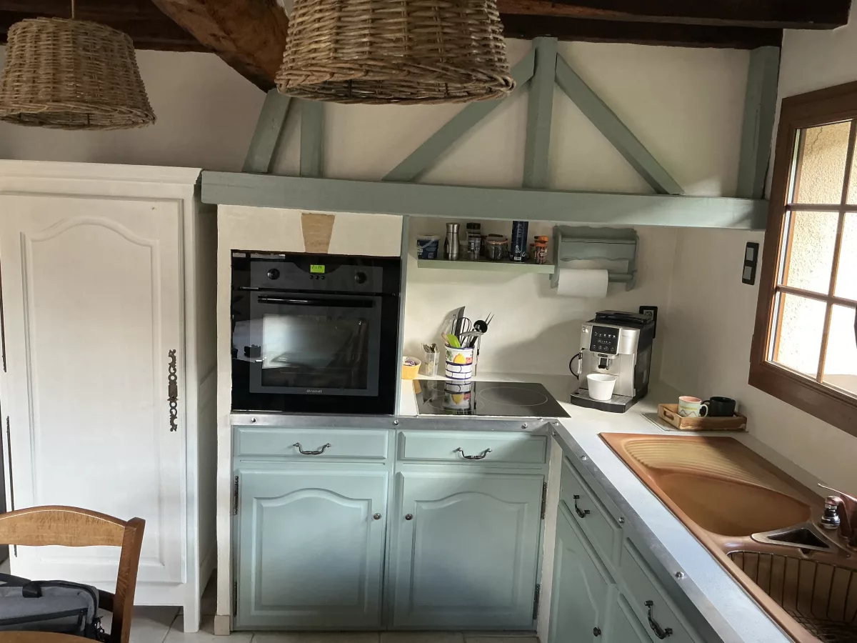 Ancienne zone de cuisson et encadrement du four dans le décor d'avant travaux.