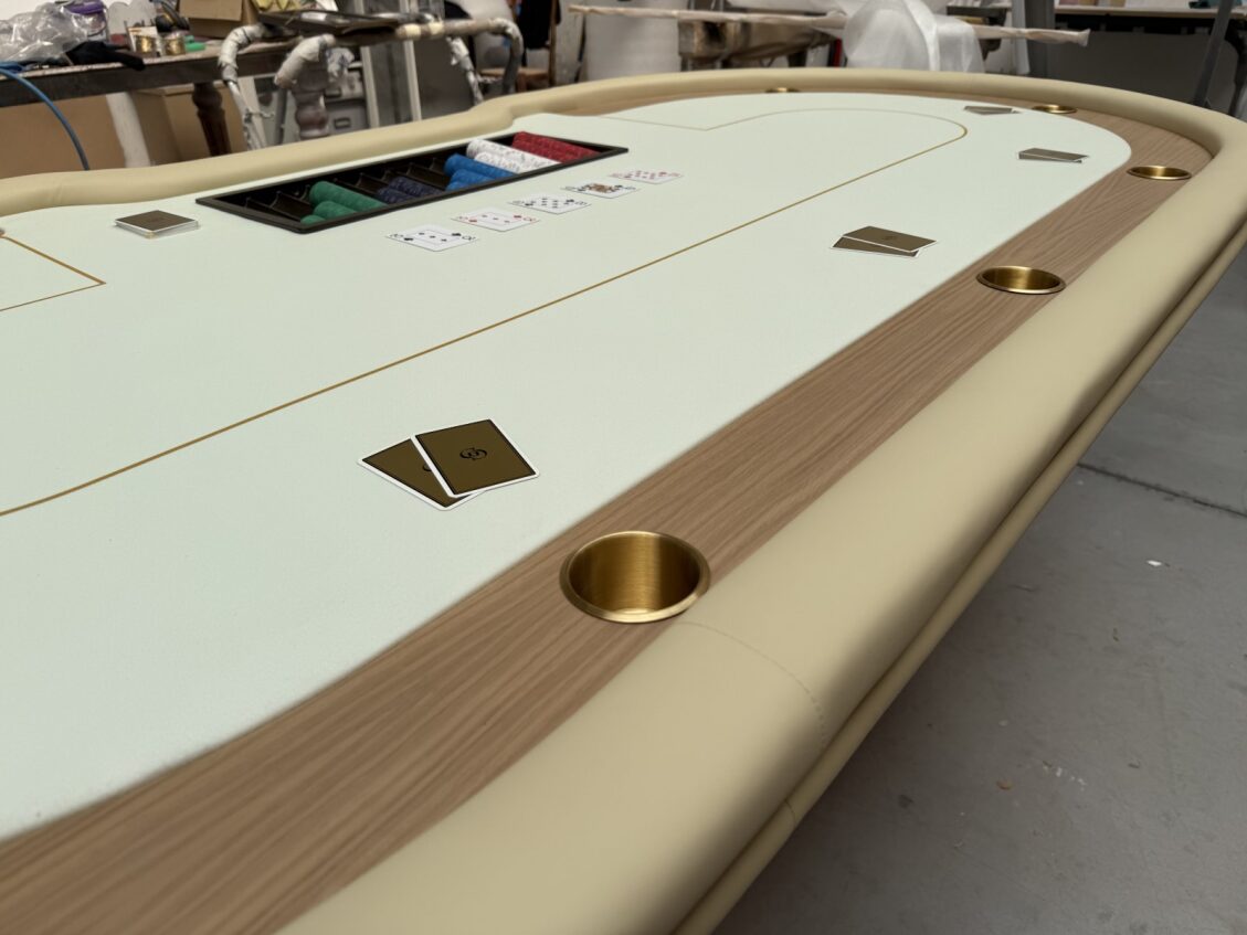 Table poker design bois et cuir haut de gamme
